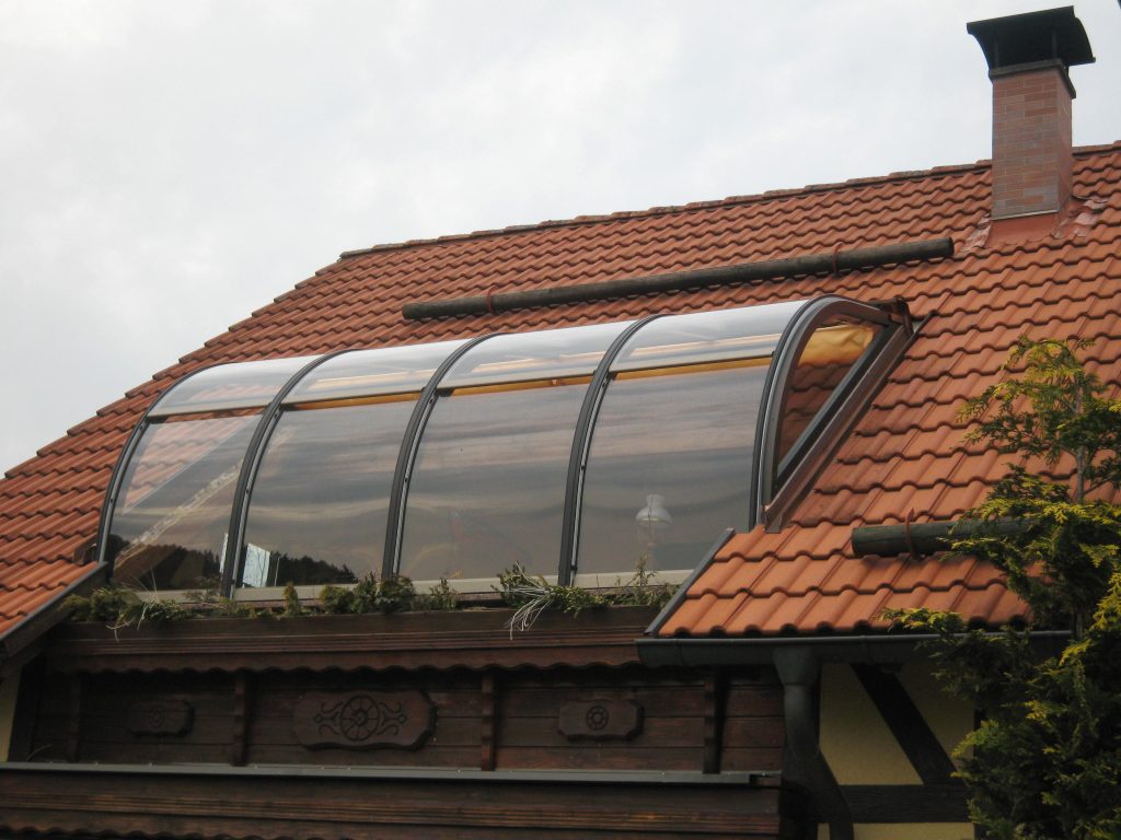 Auch für die Verglasung im Dachbereich ist der rondogard hervorragend geeignet. Durch die gebogene Form werden im Vergleich zu konventionellen Dachfensterlösungen echte Raumgewinne erzielt. Durch die kluge Entwässerungstechnik ist gleichzeitig auch das Abdichtingsproblem bei Loggia und Dachterrasse behoben.